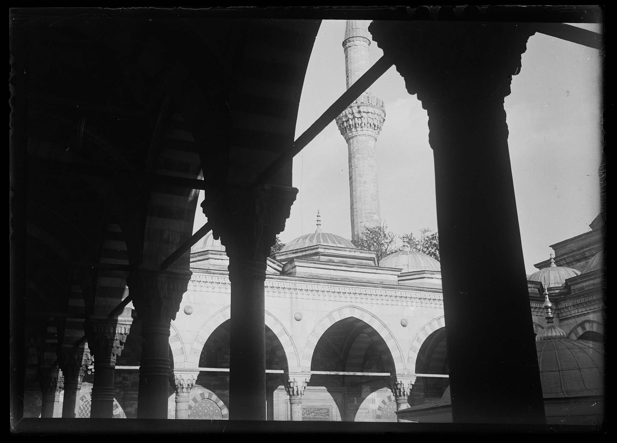 Un minaret vu de la cour intérieure